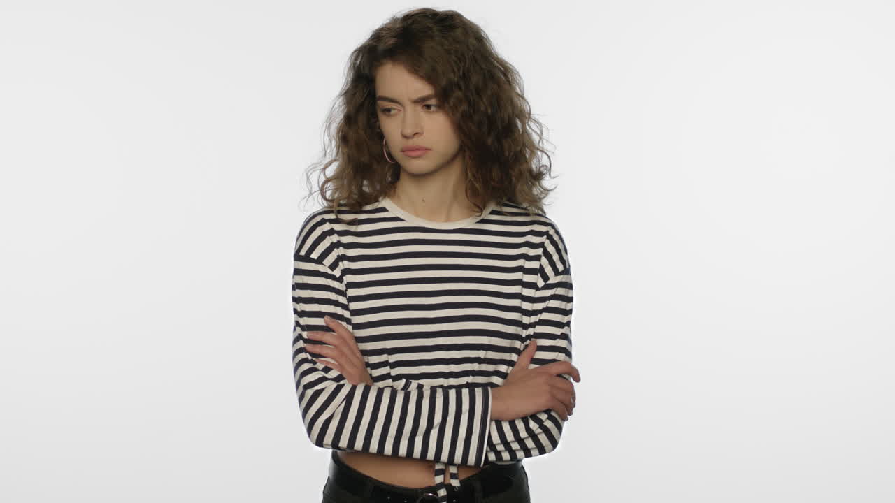 색 배경 에 있는 화가 난 여자