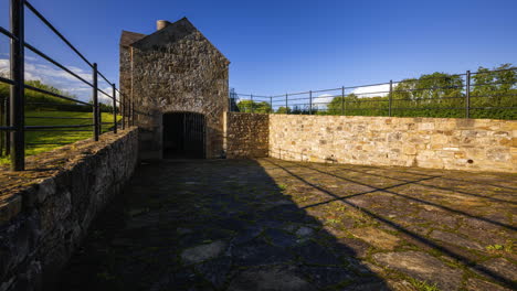 Timelapse-De-Un-Edificio-Histórico-De-Horno-De-Cal-Durante-El-Día-Con-Nubes-Pasajeras-En-El-Paisaje-Rural-Del-Condado-De-Leitrim-En-Irlanda