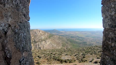 Die-Panoramafenster-Der-Burg-Montgri-Bieten-Einen-Blick-Auf-Die-Küste