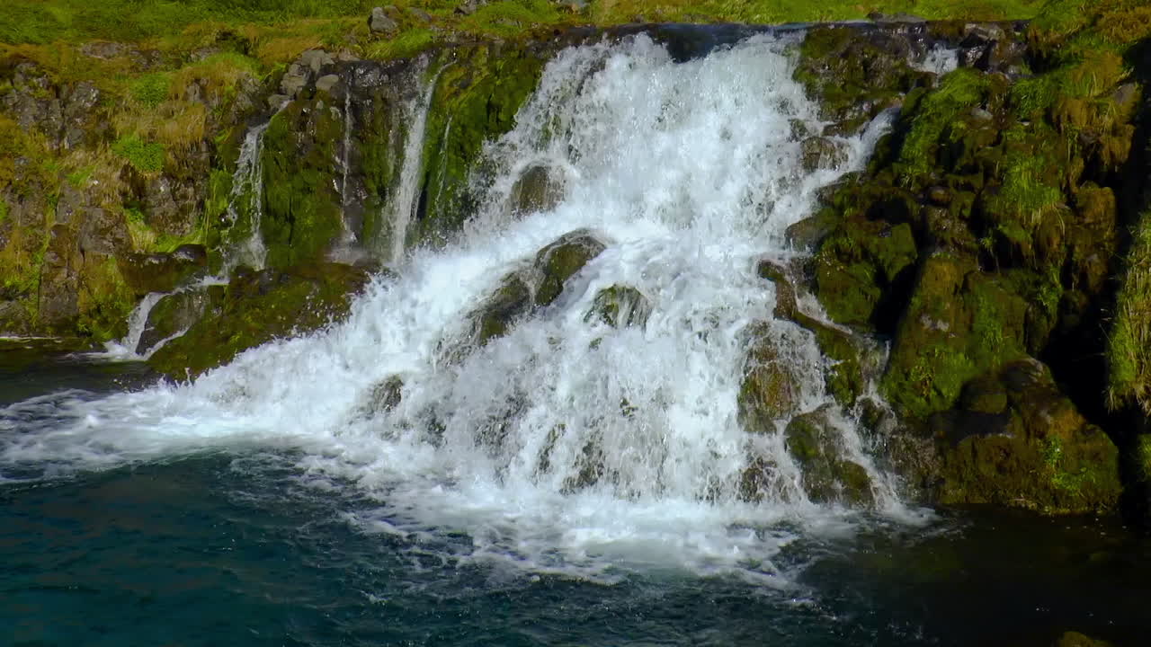 cámara lenta de la cascada islandesa ubicada cerca de la cascada de dynjandi en los fiordos occidentales