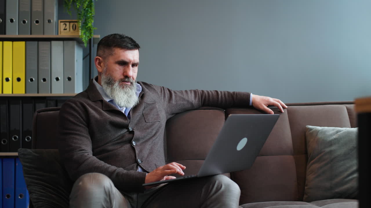 hombre caucásico en la oficina