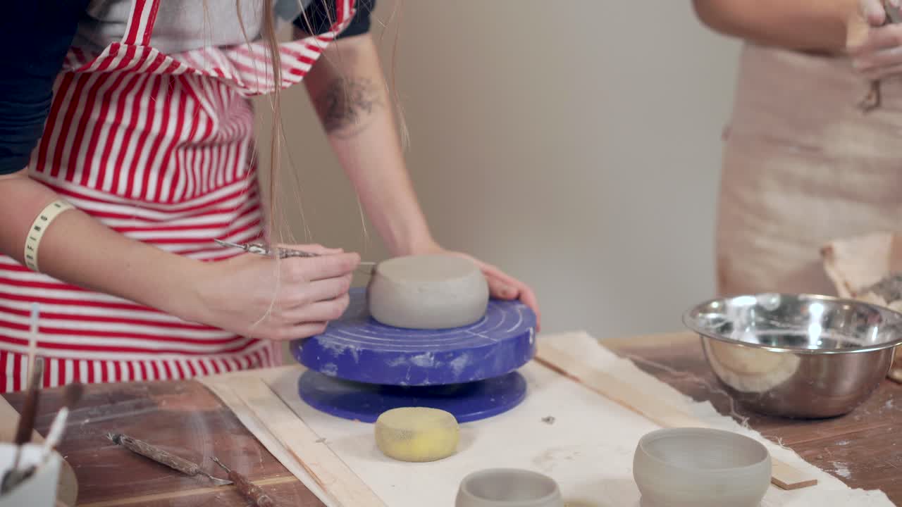 도자기 바 에 점토 를 형성 하는 여자