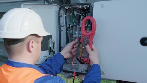 the inspector checks the actual output voltage level of inverter