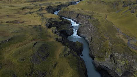 Malerische-Südöstliche-Island-Landschaft-Mit-Einem-Fluss-Und-Wasserfall-Im-Sommer---Luftaufnahme