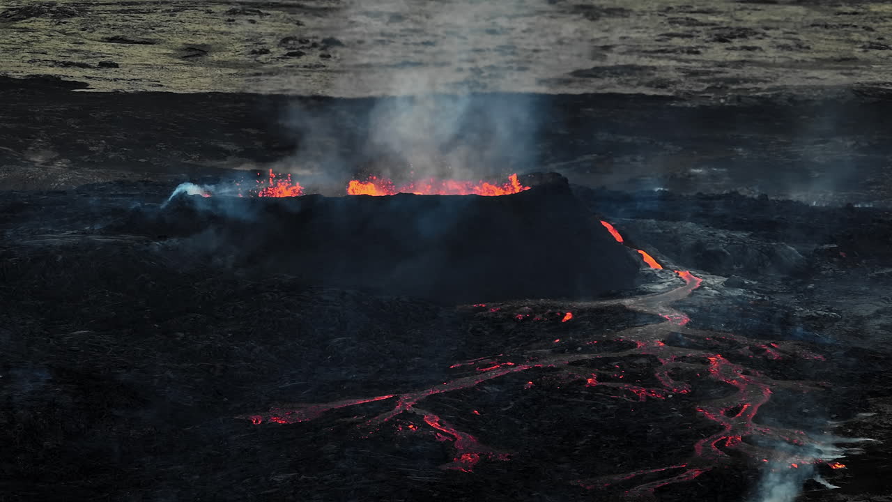 lava que fluye, magma caliente que se derrama fuera del cráter del volcán, vista lateral aérea