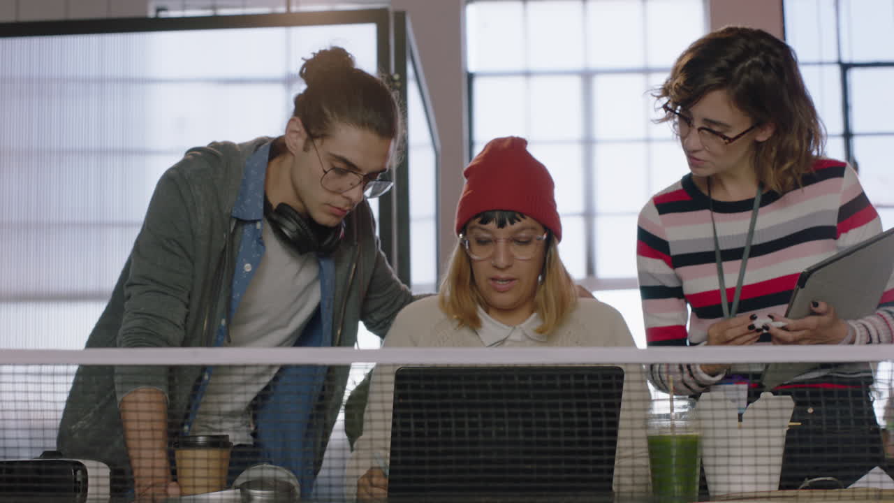 молодая команда инженеров разрабатывает программное обеспечение с использованием цифрового ноутбука менеджер по исследованиям женщина делится идеями, указывая на экран, мозговой штурм в современном офисе