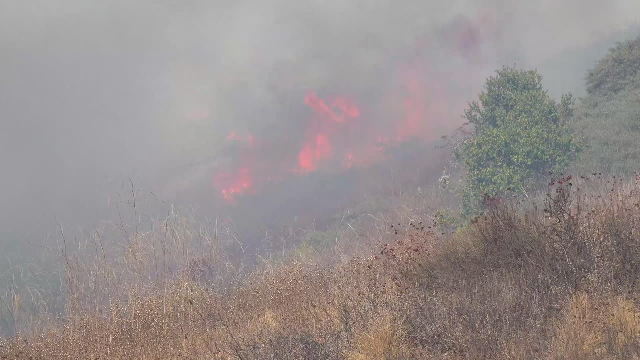 시미 밸리 로스앤젤레스 벤투라 카운티 캘리포니아 근처의 쉬운 화재 동안 브러시 화재가 통제 불능으로 타오릅니다.