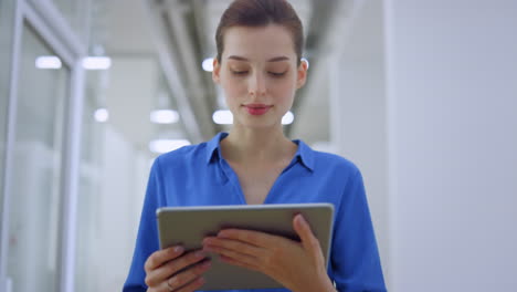 Bella-Dama-Mirando-La-Pantalla-De-La-Tableta-En-El-Interior.-Mujer-De-Negocios-Trabajando-Mientras-Va