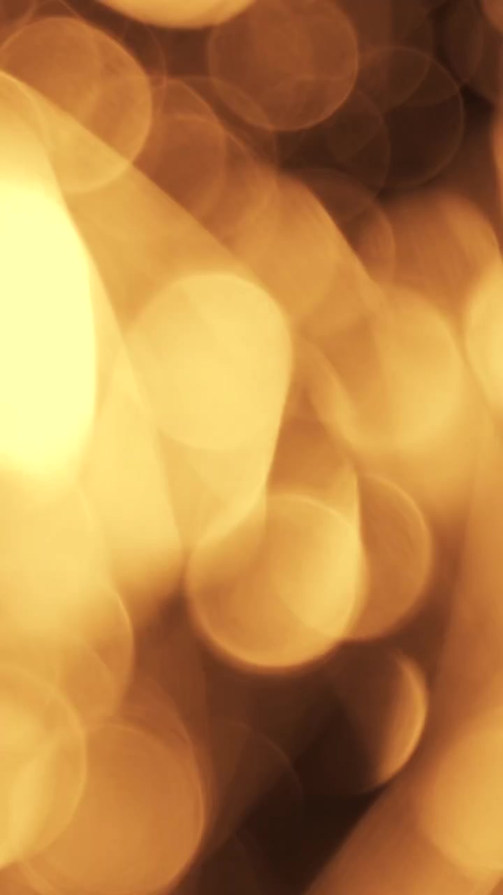Efeito Bokeh de Luz Dourada Abstrata em Fundo Escuro