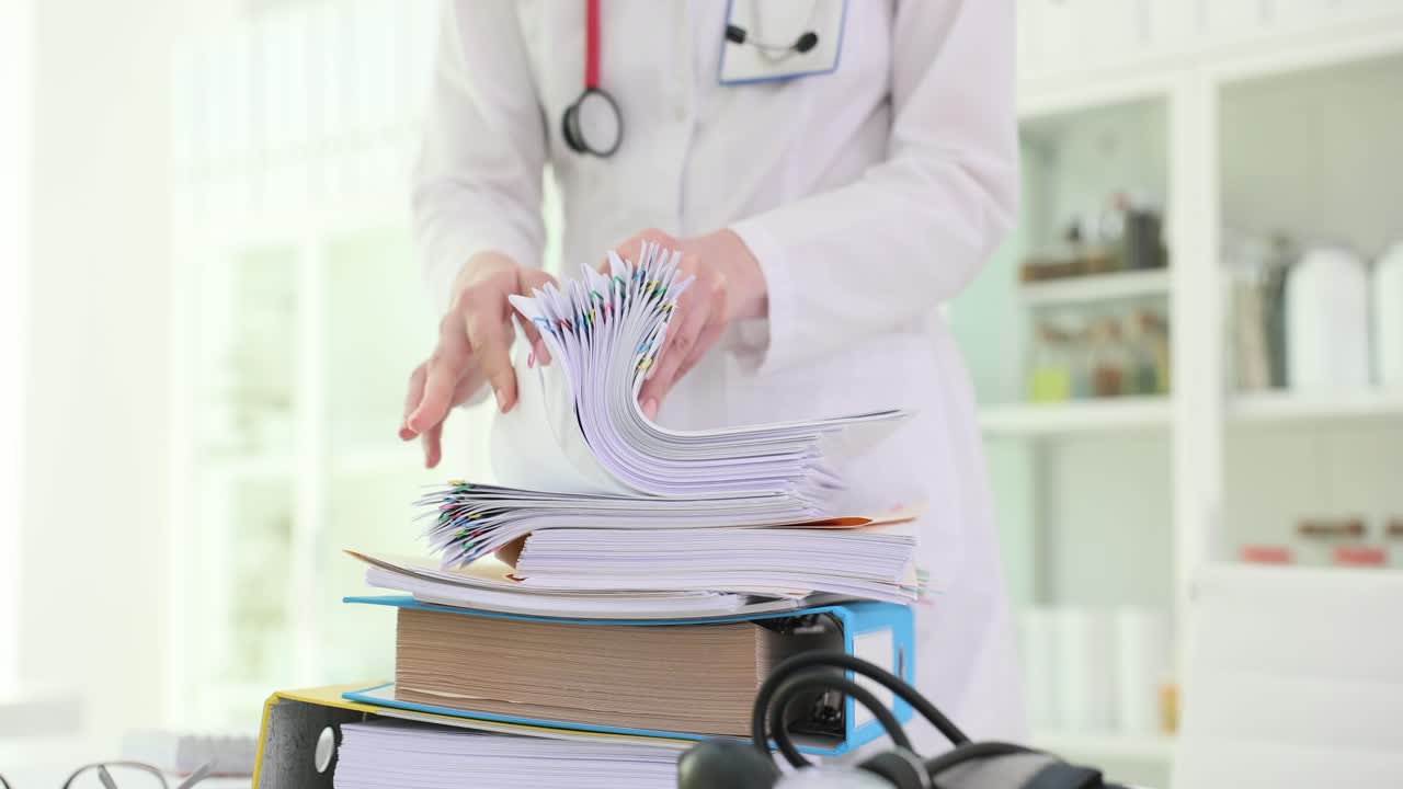 Profesional médico organizando documentos y expedientes de pacientes
