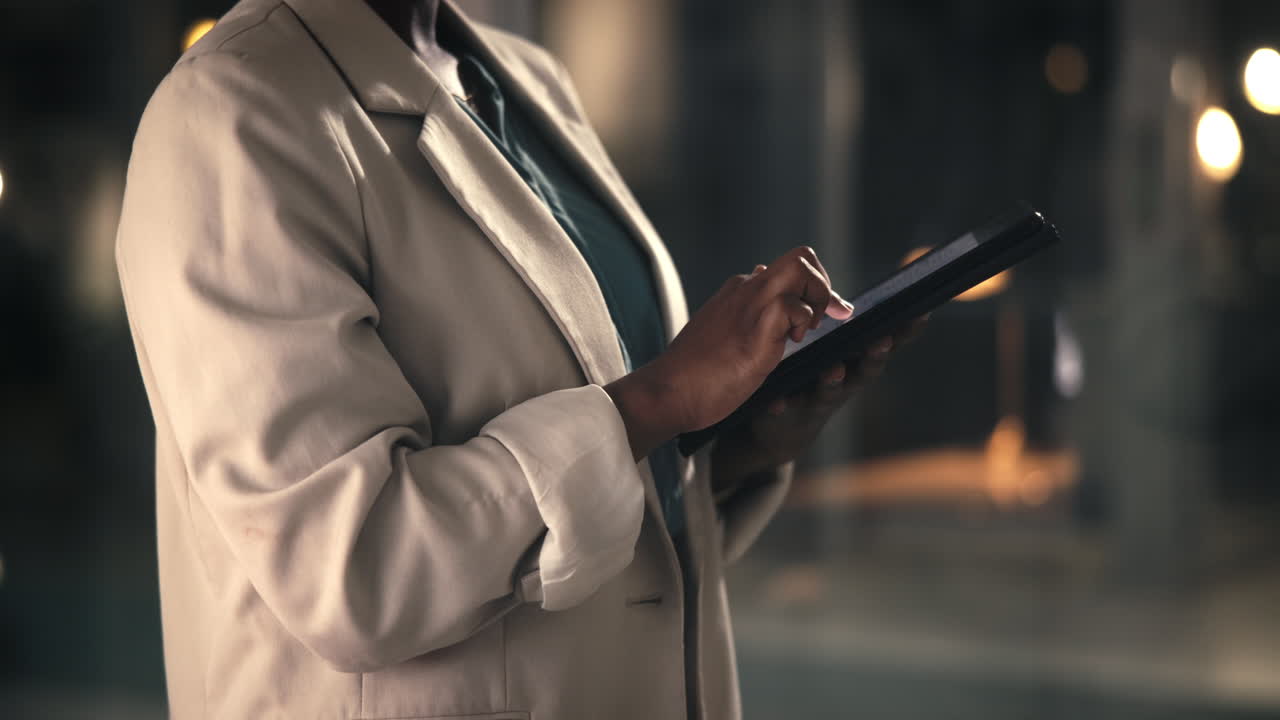 Professionel kvinde bruger en digital tablet til forretningsarbejde