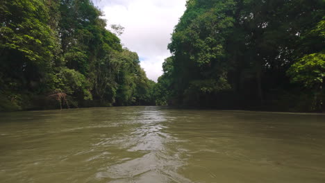 Turbio-Misterioso-Marrón-Costa-Río-Barco-Viaje-Pantanos