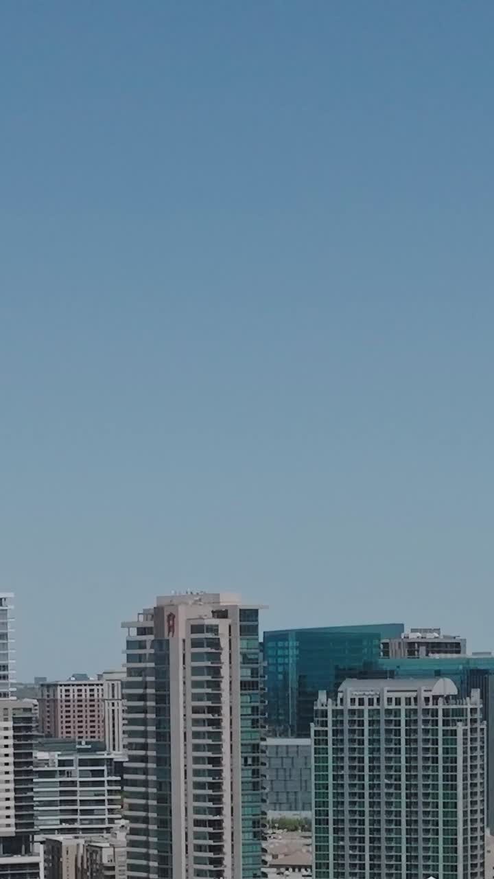 Vista do centro de Dallas com edifícios e céu limpo
