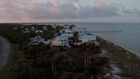 Casas-Frente-A-La-Playa-Levantadas-Sobre-Pilotes-Para-Protegerse-De-Las-Marejadas-Costeras