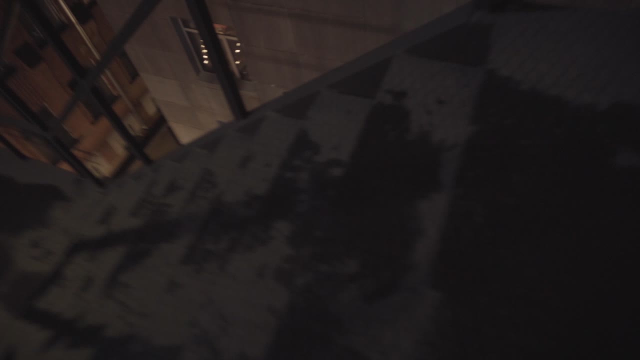 escalera oscura por la noche