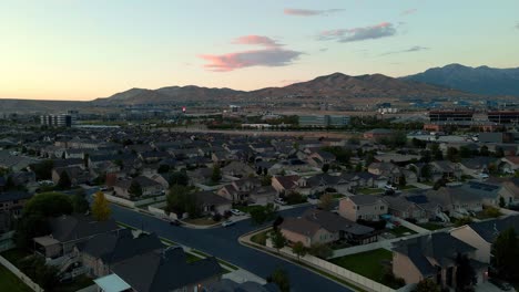 Barrio-Suburbano-Al-Atardecer-Con-Oficinas-Comerciales-En-Las-Estribaciones-De-Las-Montañas---Sobrevuelo-Aéreo