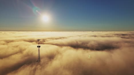 una vista aérea de una torre de telefonía celular rodeada de nubes sobre carolina del sur.