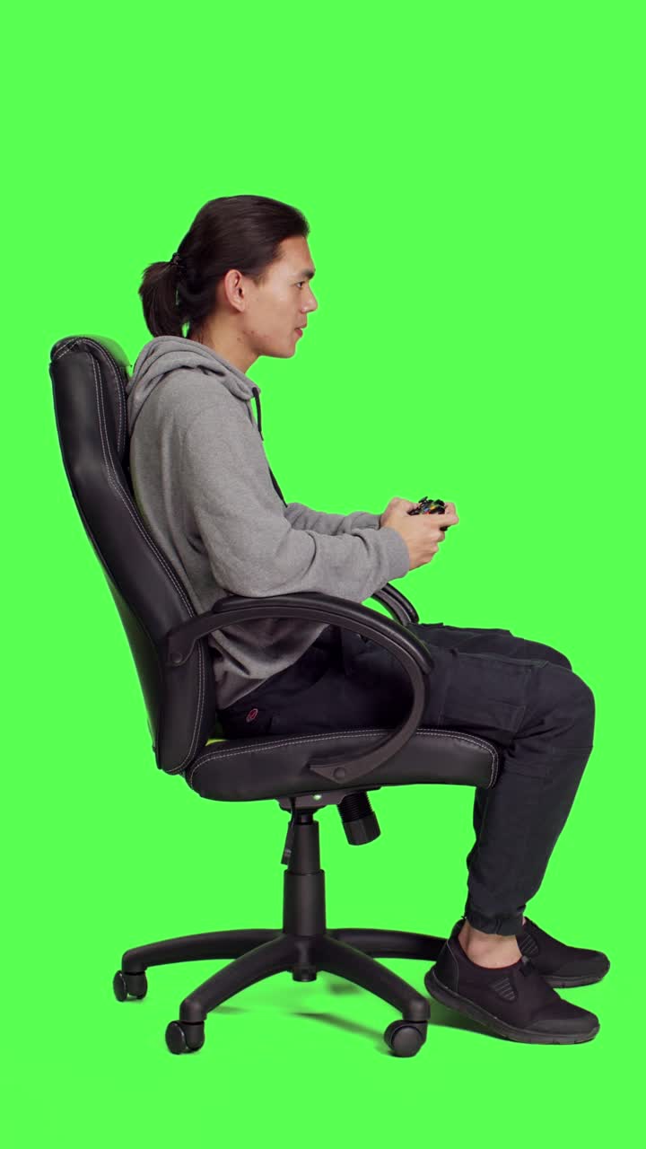 Profilo di adulto asiatico che si diverte con i videogiochi