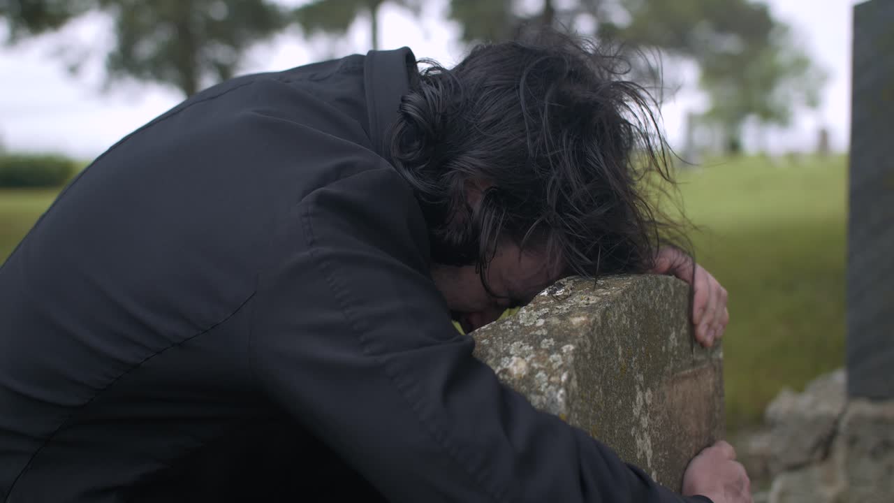 묘지 에서 사랑 하는 사람 의 죽음 을 애도 하는 울고 있는 사람