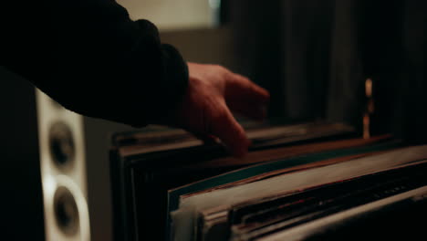 hombre eligiendo un disco de su gran selección de vinilo