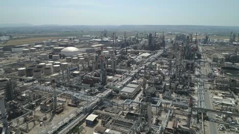 imágenes aéreas de una refinería de petróleo a gran escala con pilas de humo y tanques de almacenamiento de petróleo