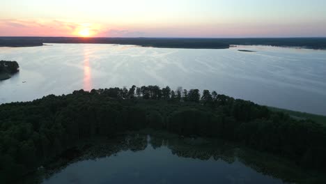 un nuevo día en un lago natural prístino