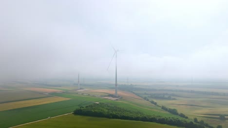Drohnenaufnahme-Von-Windkraftanlagen-In-Der-Nebligen-Landschaft-Des-Weinviertels,-Österreich