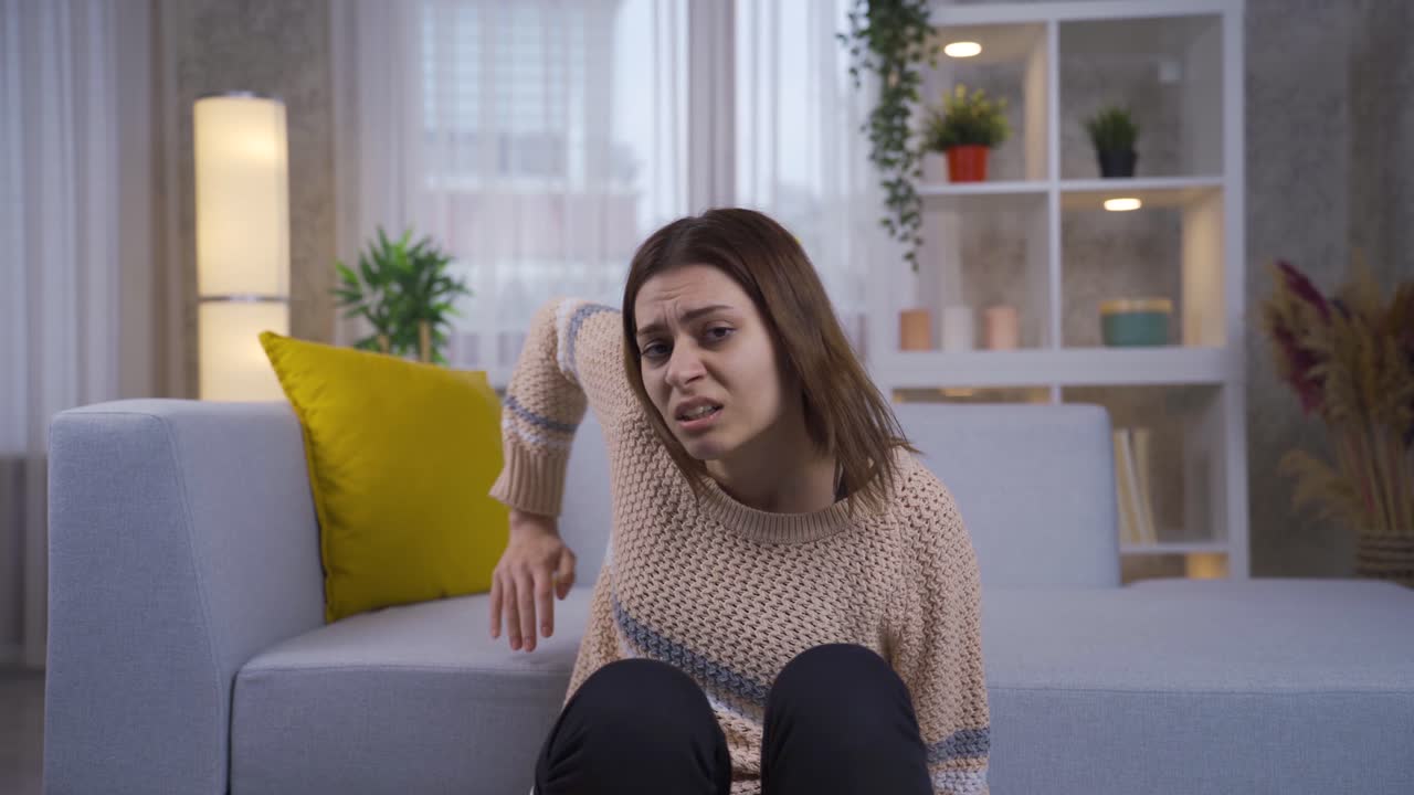 la joven enferma mental se vuelve paranoica, huye de la cámara con miedo y pánico.