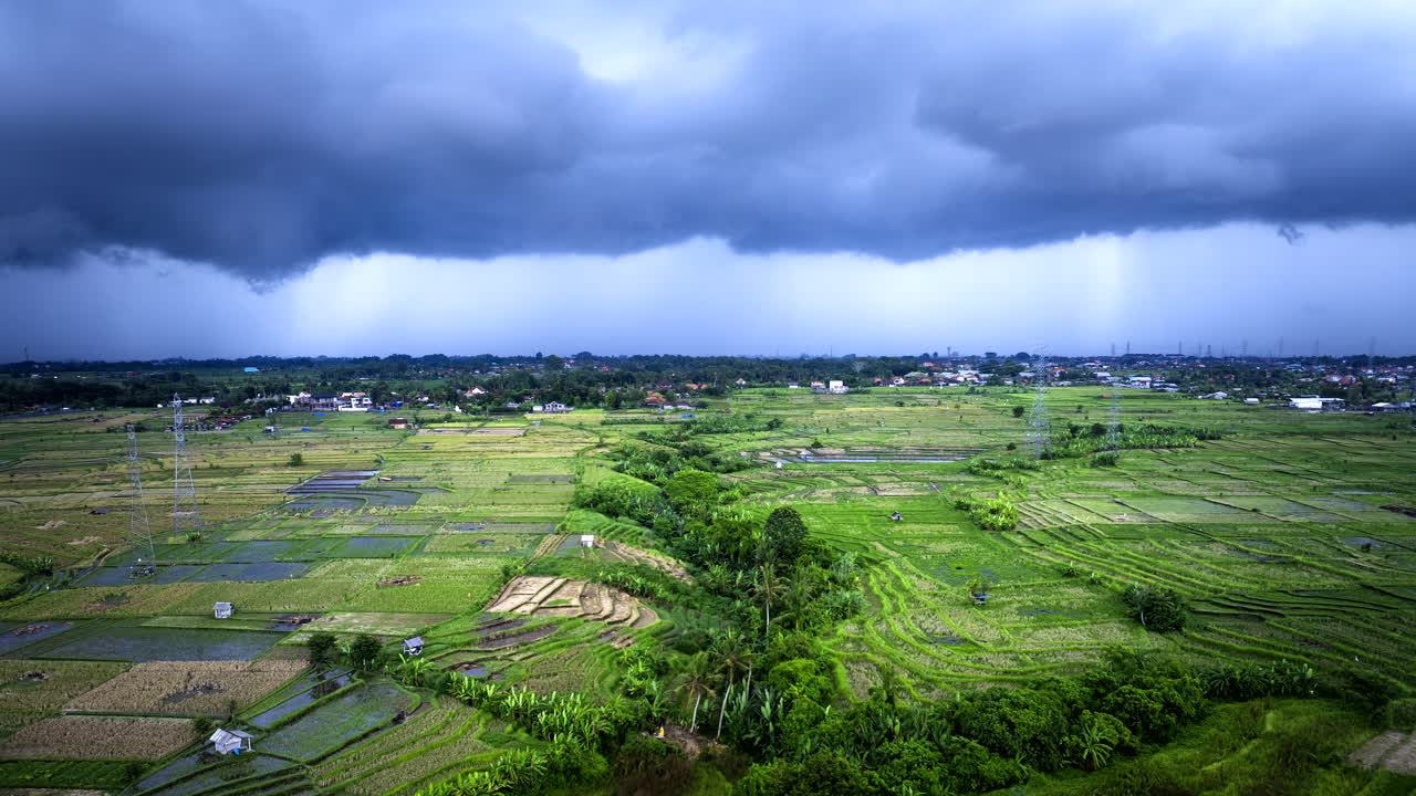 비가 많이 내리는 구름이 많은 날, 조류 과 함께 , 공중 하이퍼스