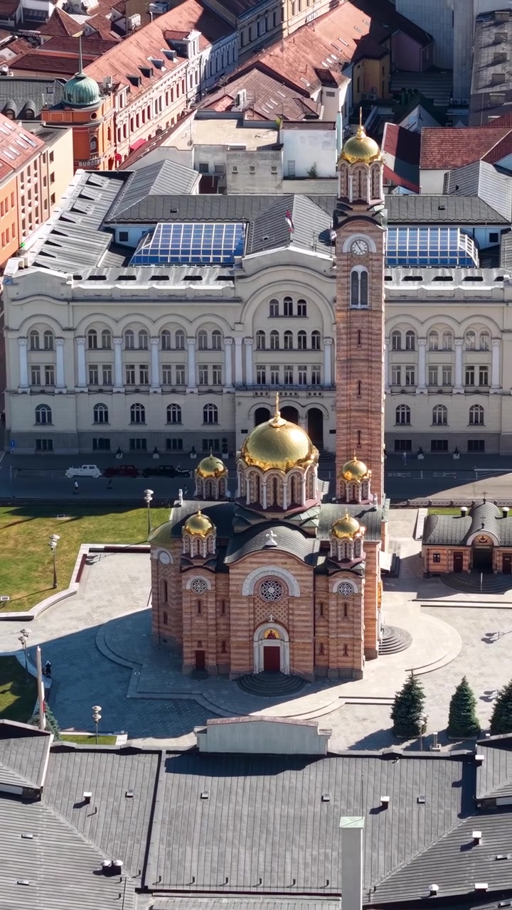 Banja Luka, Bósnia e Herzegovina. Tomada vertical de drone da Catedral Ortodoxa e do Edifício da Administração Municipal.