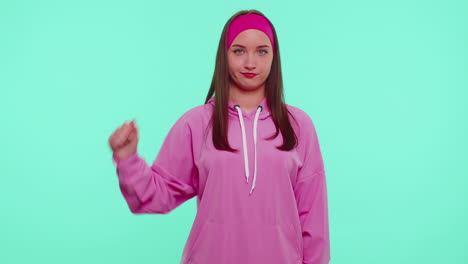 chica molesta con sudadera rosada mostrando los pulgares hacia abajo gesto de señal, desaprobación, insatisfacción, disgusto