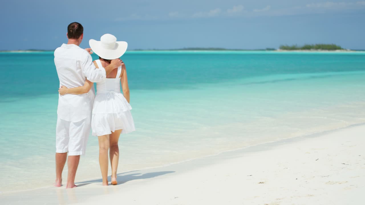 Aantrekkelijk Kaukasisch stel geniet van hun vakantie op het strand.