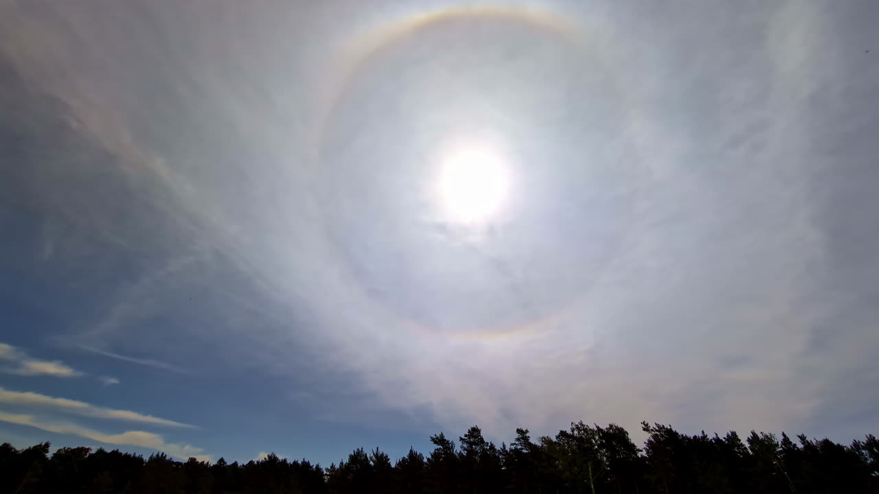 태양을 둘러싼 밝은 반지를 특징으로하는 인상적인 광학 현상인 태양의 헤일로 (halo) 의 환상적인 모습 - 넓은