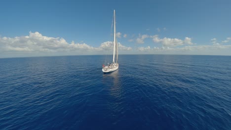 Vuelo-De-Drones-Fpv-Más-Allá-De-Yate-De-Lujo-De-Ostras-Blancas-En-Océano-Abierto-Azul