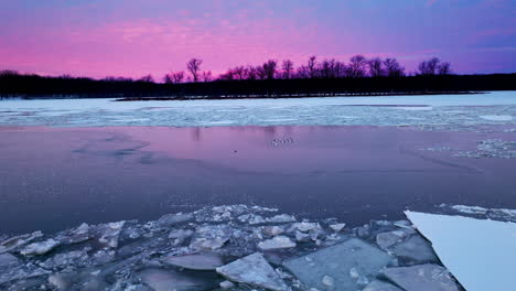 una vista de pájaro de formaciones colosales de hielo flotando en el agua