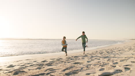 playa, feliz y los niños corriendo para una carrera