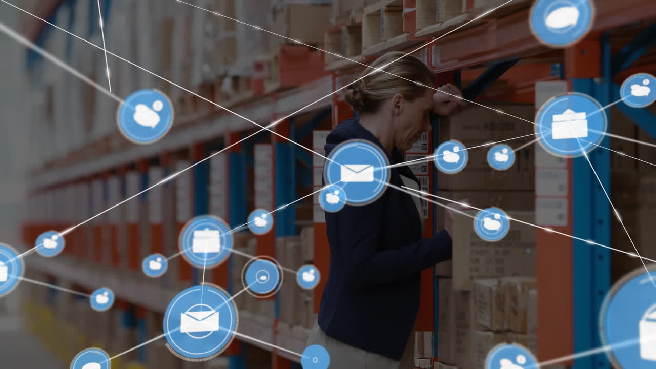 animación de iconos que se conectan con líneas sobre una mujer caucásica estresada apoyada en un estante en un almacén.