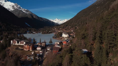 tiro de abertura voando em direção ao lago champex lac nos alpes suíços