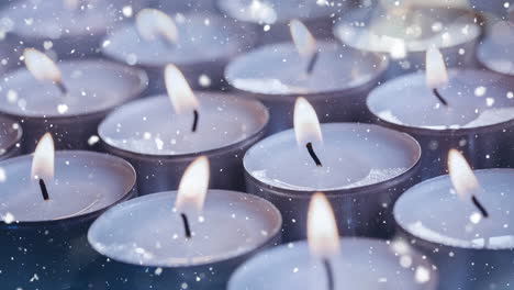 velas combinadas con la nieve que cae