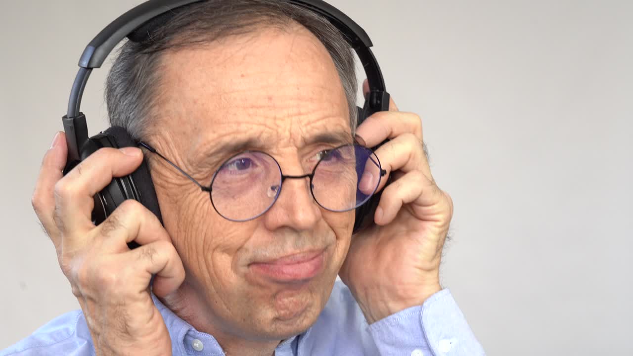 hombre mayor feliz escuchando música