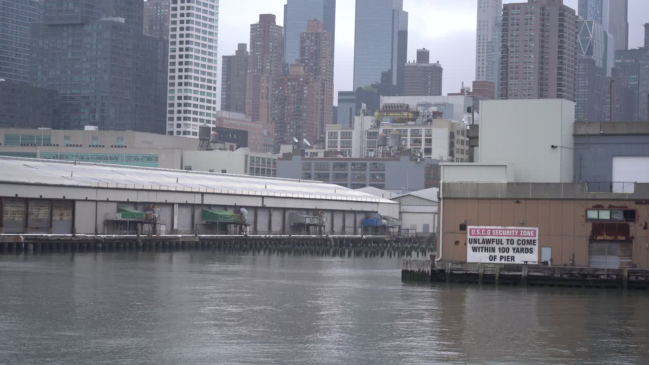 허드슨에서 바라본 뉴욕시 전경