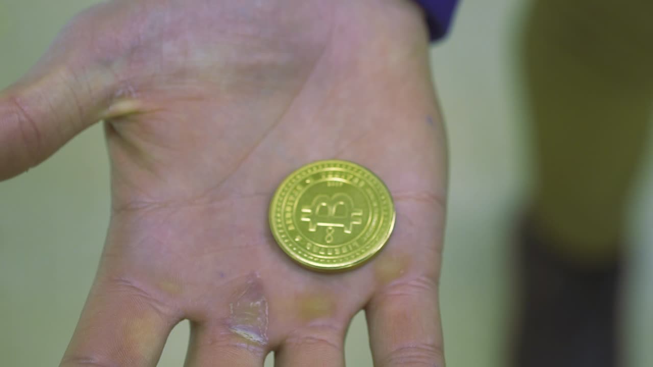 persona que tiene una moneda de bitcoin