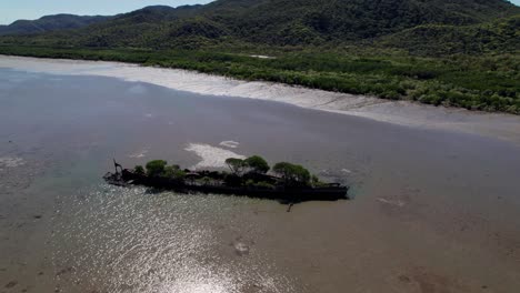 Toma-De-Drones-Del-Naufragio-De-La-Ciudad-SS-De-Adelaida-Durante-La-Marea-Baja-En-La-Isla-Magnética-En-Un-Día-Soleado,-Queensland,-Australia