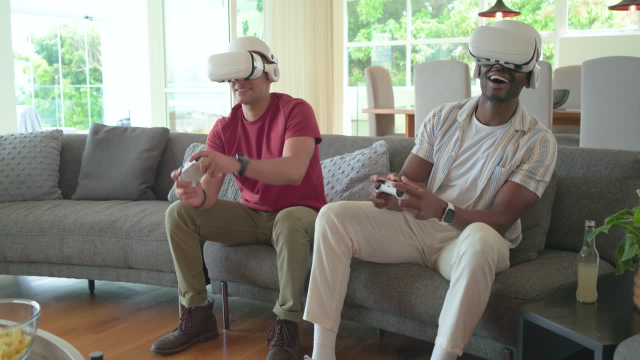 Diversi amici che indossano visori VR bianchi e impugnano controller bianchi sul divano, giocando a un videogioco.