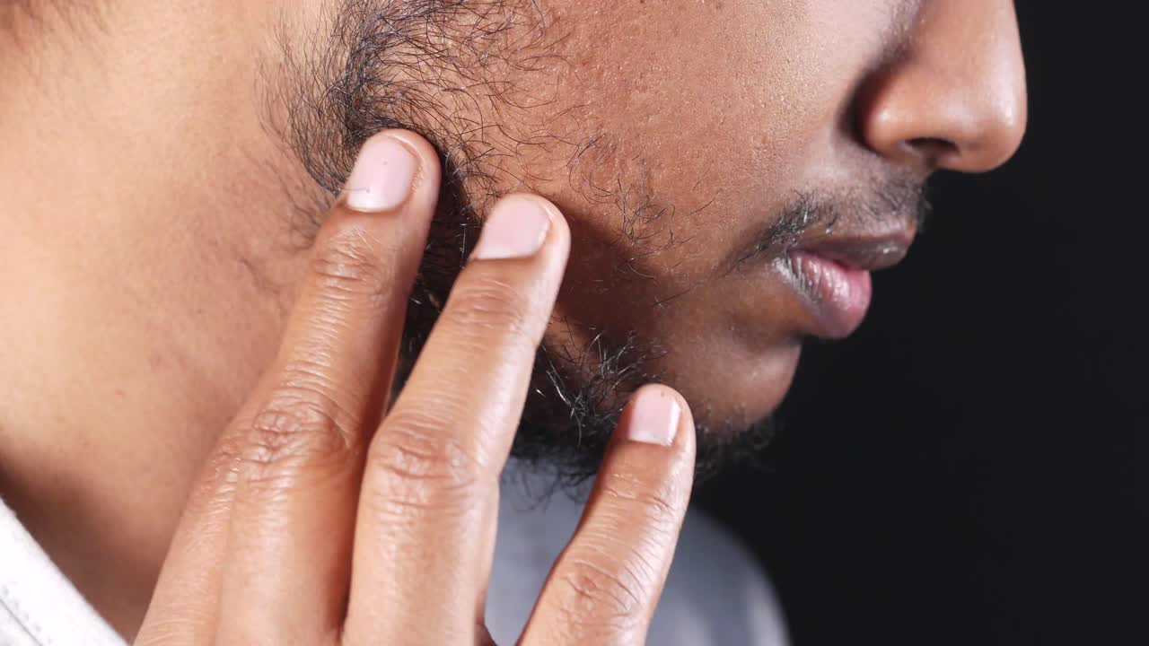 perfil en primer plano de un hombre con barba