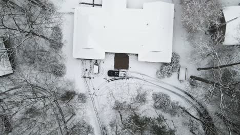 Erhebt-Sich-über-Einem-Haus,-Das-Mit-Neuschnee-Bedeckt-Ist