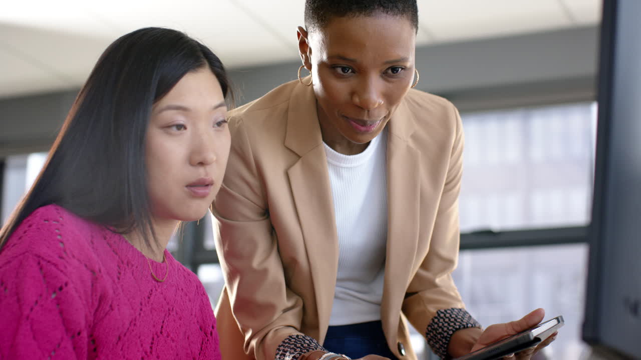 diversas personas de negocios hablando y trabajando juntos en la oficina, cámara lenta, espacio de copia