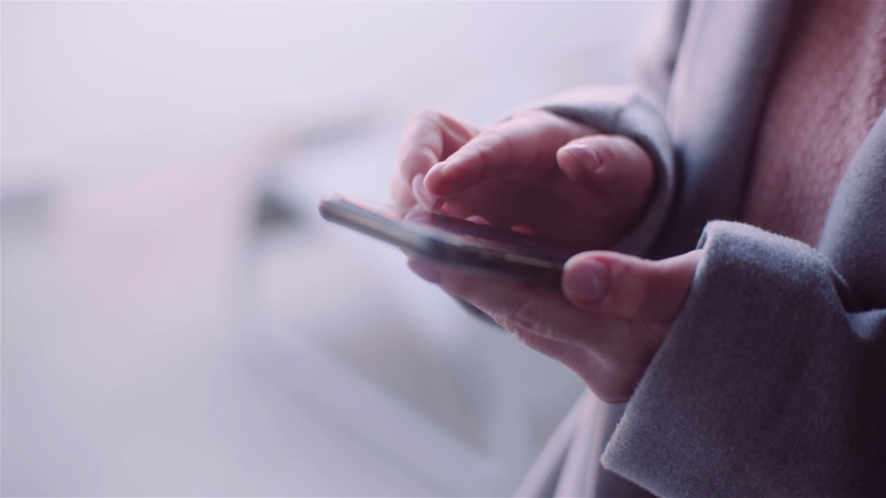 Mezzo busto di donna che usa internet su smartphone