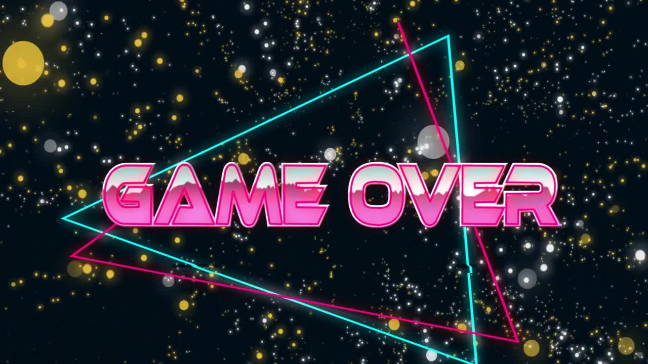 All'avvio, la scritta GAME OVER 3D rosa neon che ruota verso il centro, con un contorno triangolare pulsante che indica la fine del gioco.