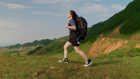 Alleinreisende-Rucksacktouristin-In-Zeitlupe,-Die-Allein-Auf-Einem-Bergpfad-Spaziert-Und-Während-Einer-Wanderung-Die-Landschaft-Entdeckt